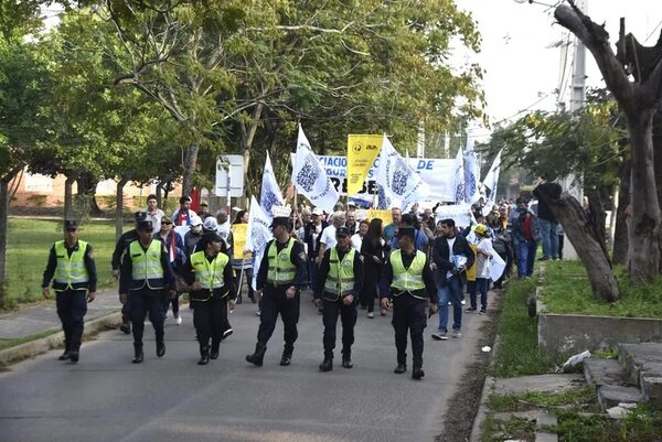 IPS: asegurados pidieron a Santiago Peña la derogación de la ley Samaniego y mejores servicios de salud - Nacionales - ABC Color