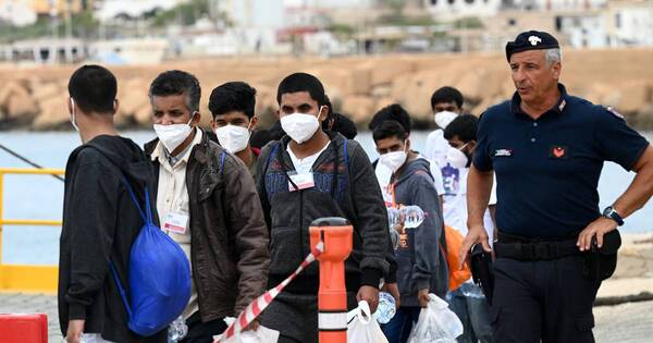 La Nación / Decenas de desaparecidos en naufragio en Lampedusa