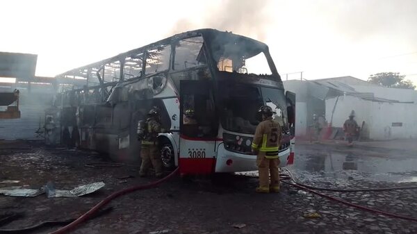 Un colectivo fue consumido por las llamas cerca de la Estación de Buses - Policiales - ABC Color