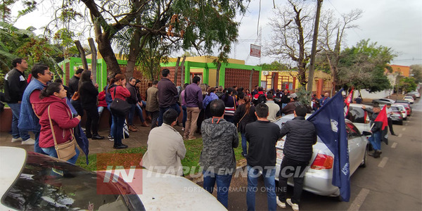DOCENTES SE MANIFESTARON FRENTE A LA DIRECCIÓN DEPARTAMENTAL DE EDUCACIÓN - Itapúa Noticias
