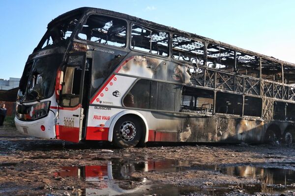 Diario HOY | Bus de larga distancia fue consumido por el fuego