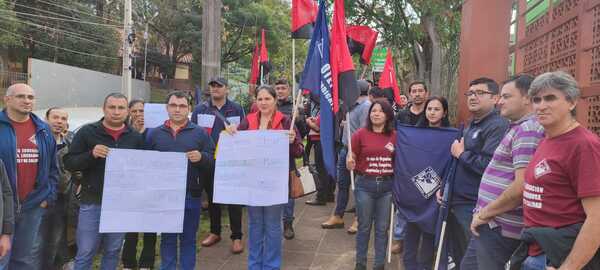 Docentes de Itapúa se movilizan por falta de pago de escalafón
