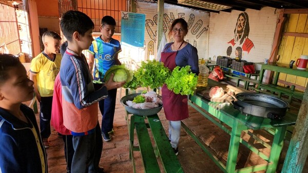 EN UNA ESCUELA URBANA PRODUCEN HORTALIZAS PARA COMEDOR DE NIÑOS