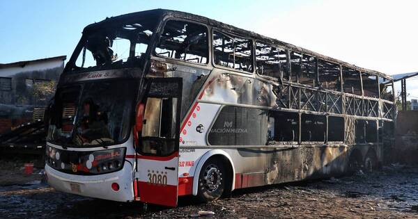 La Nación / Incendio destruyó por completo un bus de larga distancia