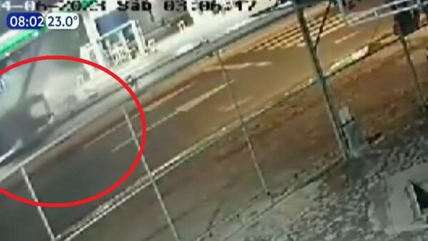Accidente fatal: Vehículo a alta velocidad arrastra columna frente a servicentro