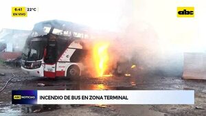 Video: Un colectivo se incendió cerca de la Estación de Buses - ABC Noticias - ABC Color