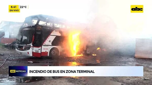 Video: Un colectivo se incendió cerca de la Estación de Buses - ABC Noticias - ABC Color