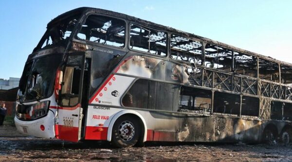 Bus de larga distancia fue consumido por el fuego