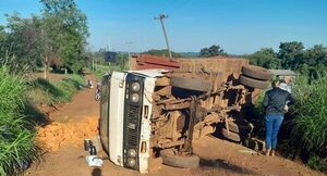 Itapúa: Camión cargado con ladrillos volcó sobre motociclista en un camino vecinal - Policiales - ABC Color