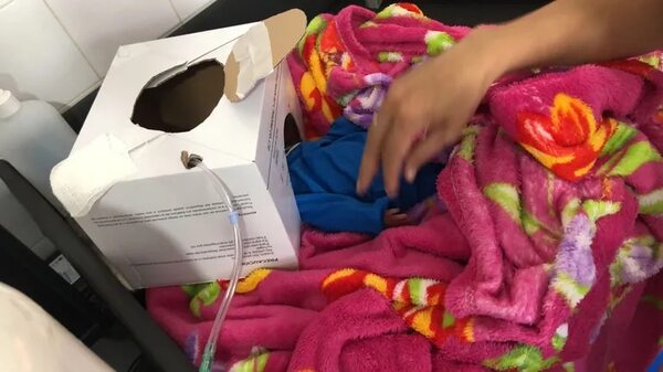 Bebé prematuro recibió oxigeno usando como soporte una caja de cartón por falta de terapia - Nacionales - ABC Color