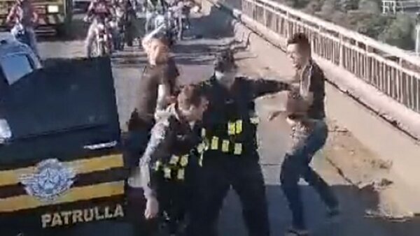 Puente Remanso: Agentes de la Caminera a los golpes con policía y su acompañante