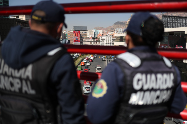 Los bolivianos proclaman su amor por los escarabajos de VW con una caravana en La Paz - MarketData