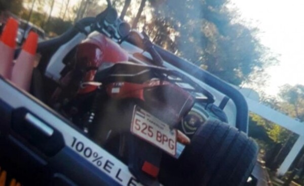 Joven choca contra una patrullera y una moto e intenta huir