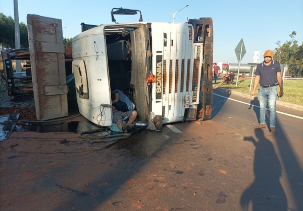 Aparatoso vuelco de un tracto camión que transportaba un tractor en San José de los Arroyos - Noticiero Paraguay