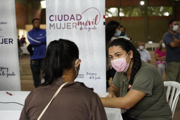 Ciudad Mujer Móvil llegó al barrio Zeballos Cué y asistió a casi 200 personas