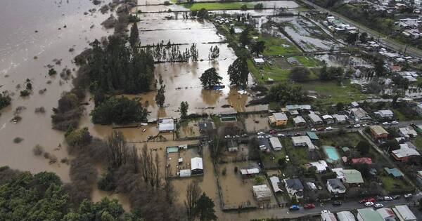 La Nación / Chile: reportan 2 muertos, 6 desaparecidos y casi 8.000 personas aisladas tras lluvias intensas