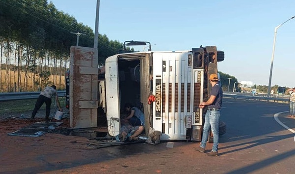 Diario HOY | Manejaba ebrio y llevaba un tractor en su camión: terminó volcando y fue preso
