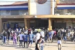 A los gritos de “clan Rotela”, joven acribillado es despedido frente al penal de Tacumbú - Policiales - ABC Color