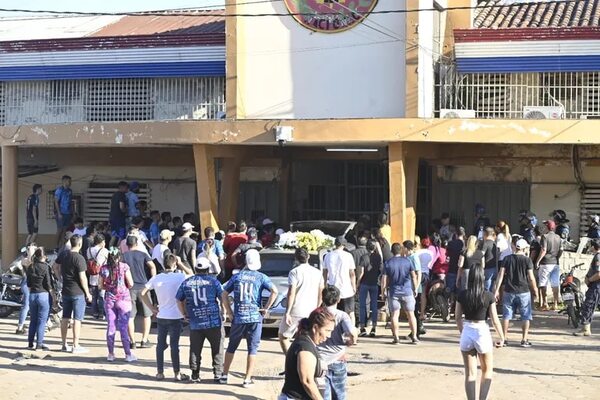A los gritos de “clan Rotela”, joven acribillado es despedido frente al penal de Tacumbú - Policiales - ABC Color