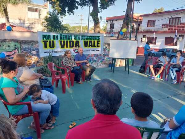 Psiquiatra habló sobre adicciones en plaza de Ñemby - C9N