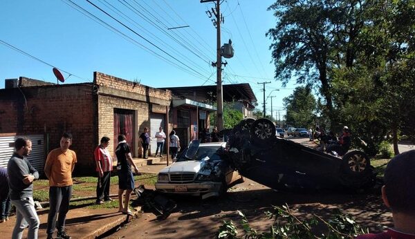 Ocupantes salen ilesos de violento accidente