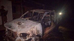 Dos camionetas incineradas en ex Puentesiño