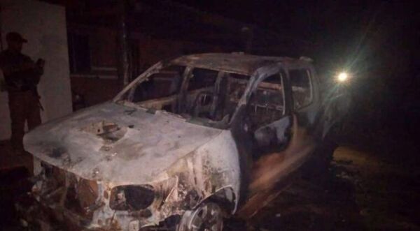 Dos camionetas incineradas en ex Puentesiño