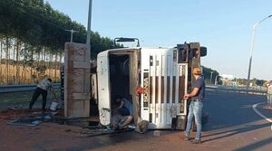 Manejaba ebrio y llevaba un tractor en su camión: terminó volcando y fue preso - Noticiero Paraguay