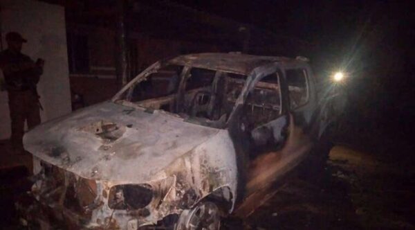 Hallan dos camionetas incineradas en Puentesiño: presumen “ajuste de cuentas” - Noticiero Paraguay