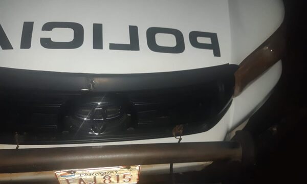 Mujer provoca serie de accidentes e intenta huir de la policía