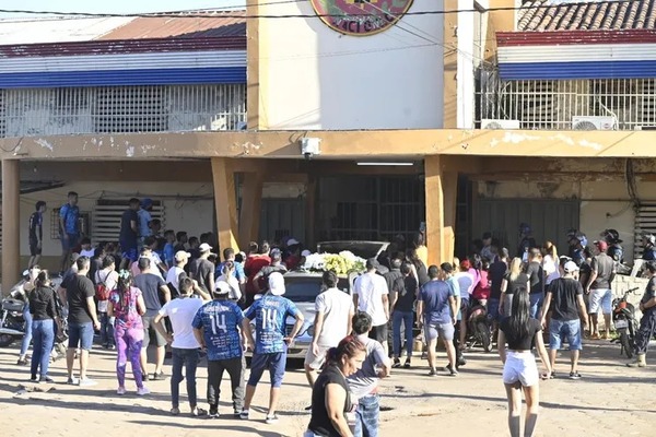 El clan Rotela despidió frente a la cárcel de Tacumbú a uno de sus miembros “caídos” | 1000 Noticias