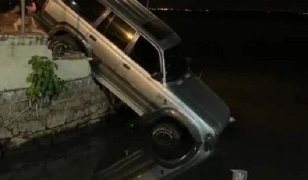 Conductor atropelló a una persona en el muelle y terminó en el lago Ypacaraí - Noticiero Paraguay