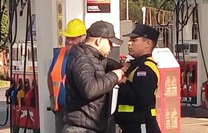 Motociclista borracho agredió brutalmente a un agente de PMT de Luque •
