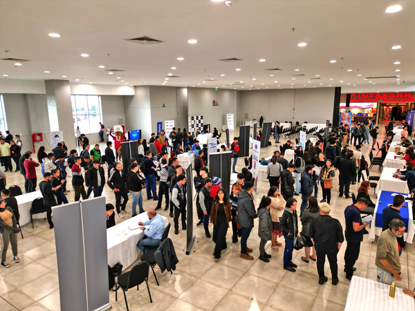 Unos 1.000 jóvenes se presentaron para 370 vacancias en feria de empleo de CDE - La Clave