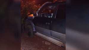 Conductor pierde el control y choca contra un árbol en Encarnación