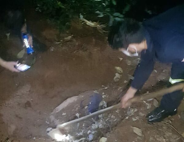 Encuentran cuerpo enterrado en un patio y detienen a sospechoso