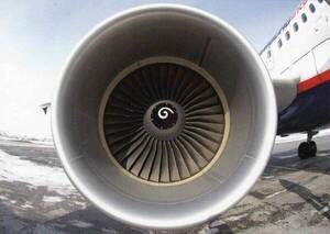 ¡Impactante!: la turbina de un avión lo succionó y destrozó; ¿fue un accidente?