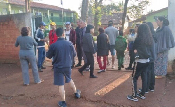Padres se manifiestan en rechazo a nueva directora
