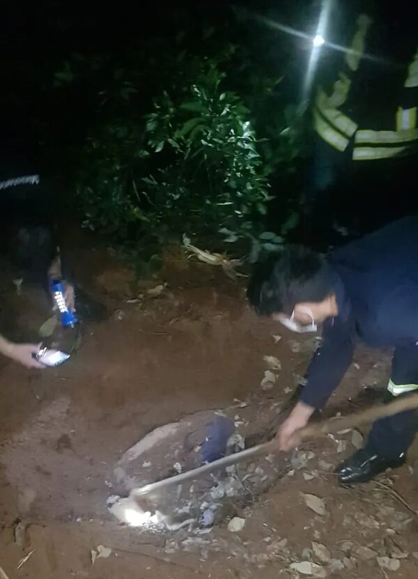 Denuncia que asesinaron a un hombre en su casa y le obligaron a enterrarlo en su patio - Policiales - ABC Color