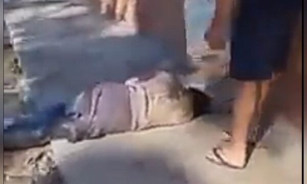 (VIDEO)Lamentable: Hombre derramó agua a indigente que dormía en su vereda