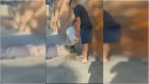 [VIDEO] Derramó agua con hielo a quien dormía frente a su casa y explotaron las redes