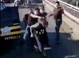 Video: agentes de Caminera y un policía, a los golpes en el puente Remanso  - Policiales - ABC Color