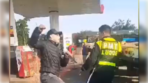 [VIDEO] Motoca ka'ure tongueó y amenazó con cuchillo a un "zorro"