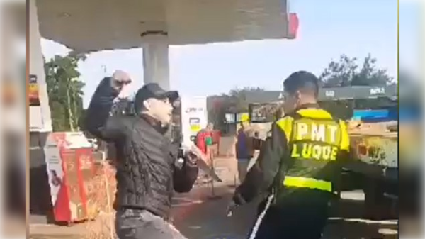 [VIDEO] Motoca ka'ure tongueó y amenazó con cuchillo a un "zorro"