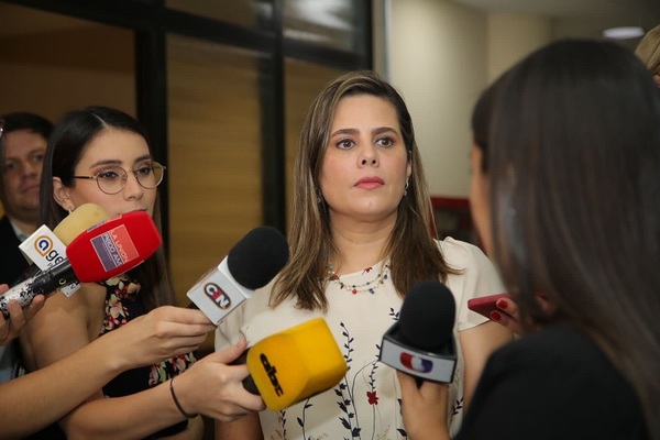 Kattya González asegura que “cartismo” viola “puertas giratorias”