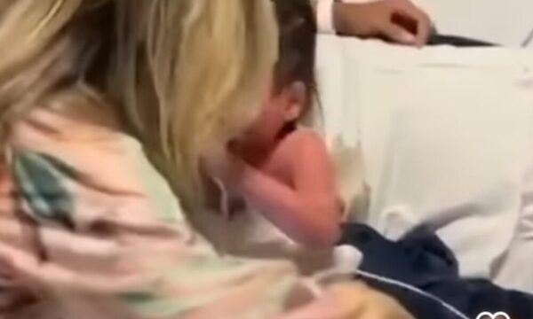(VIDEO)Emotivo reencuentro: Niño despertó del coma y se reencontró con su mamá