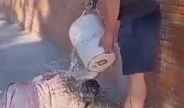 ¡Indignante! Derrama agua helada a indígena en situación de calle - Noticiero Paraguay