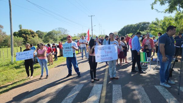 Padres de una escuela reclaman conclusión de obra
