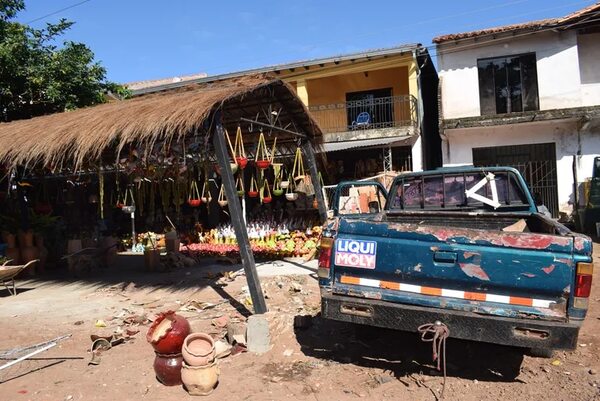 Ebrio al mando de una chatarra atropelló puesto de frutilla y alfarería en Areguá - Nacionales - ABC Color