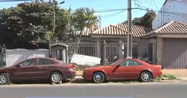 La Nación / Vecinos de Lambaré se quejan ante abandono de autos lujosos en la vía pública